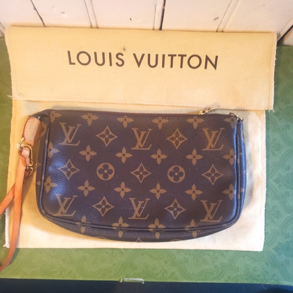 LOUIS VUITTON monogram pochette - Picture 1 of 3